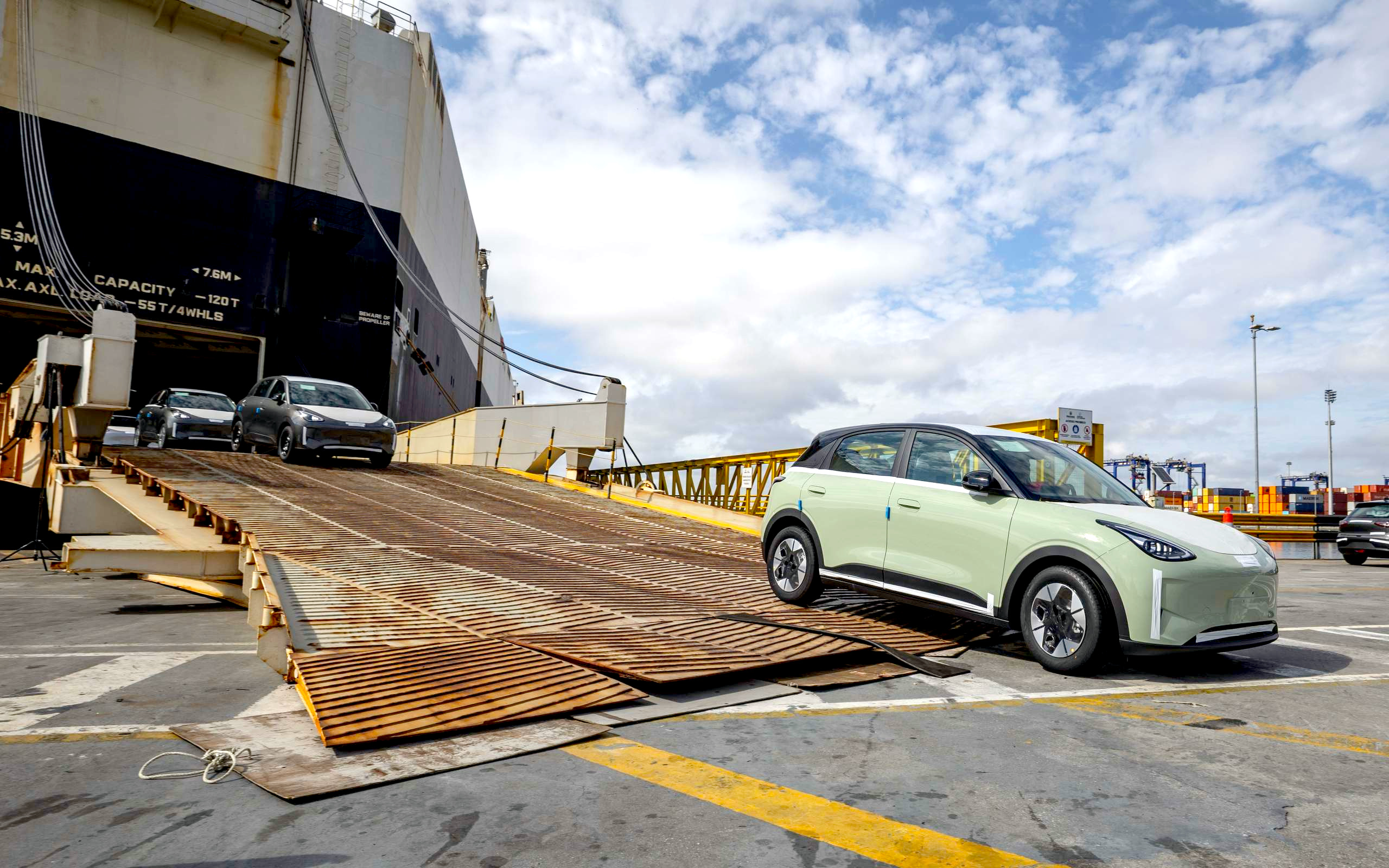 Desembarque dos Geely EX2 Desembarque dos Geely EX2