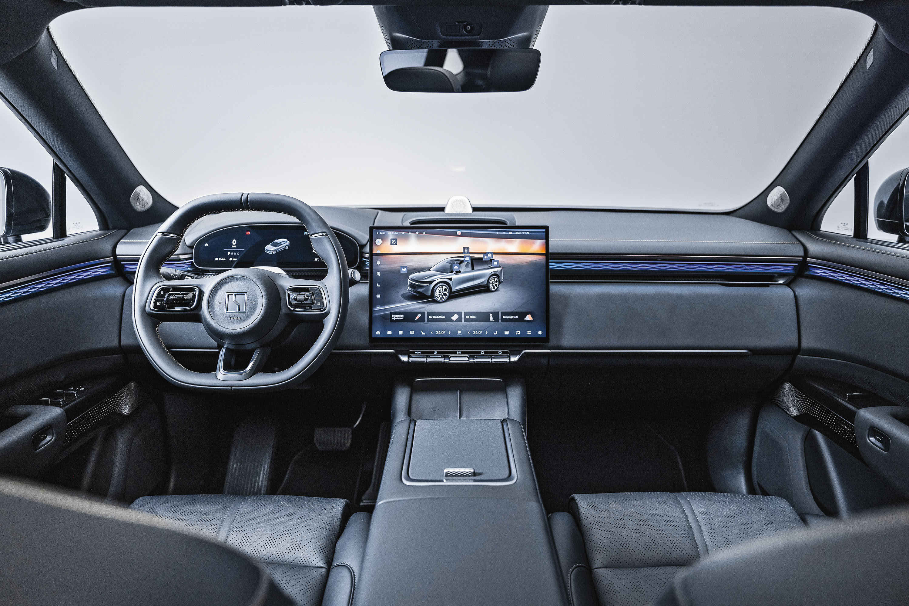  Uma faixa iluminada atravessa todo o painel e as portas do SUV, que destaca a grande central multimídia de 16” e o quadro de instrumentos arredondado 