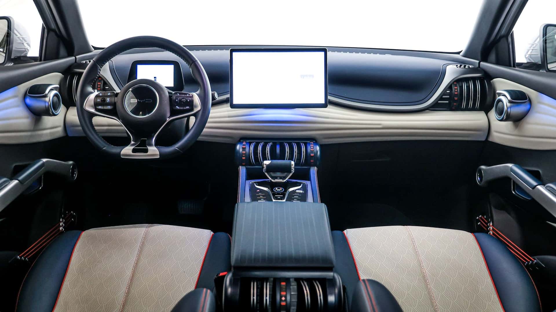 Detalhe do interior tecnológico do Yuan Plus Detalhe do interior tecnológico do Yuan Plus