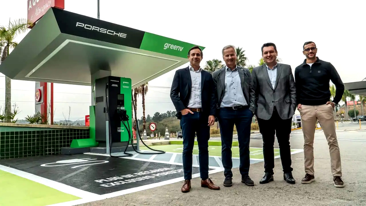 Executivos da Porsche e da GreenV inauguram eletroposto na Rodovia Castelo Branco, em São Roque (SP) Executivos da Porsche e da GreenV inauguram eletroposto na Rodovia Castelo Branco, em São Roque (SP)