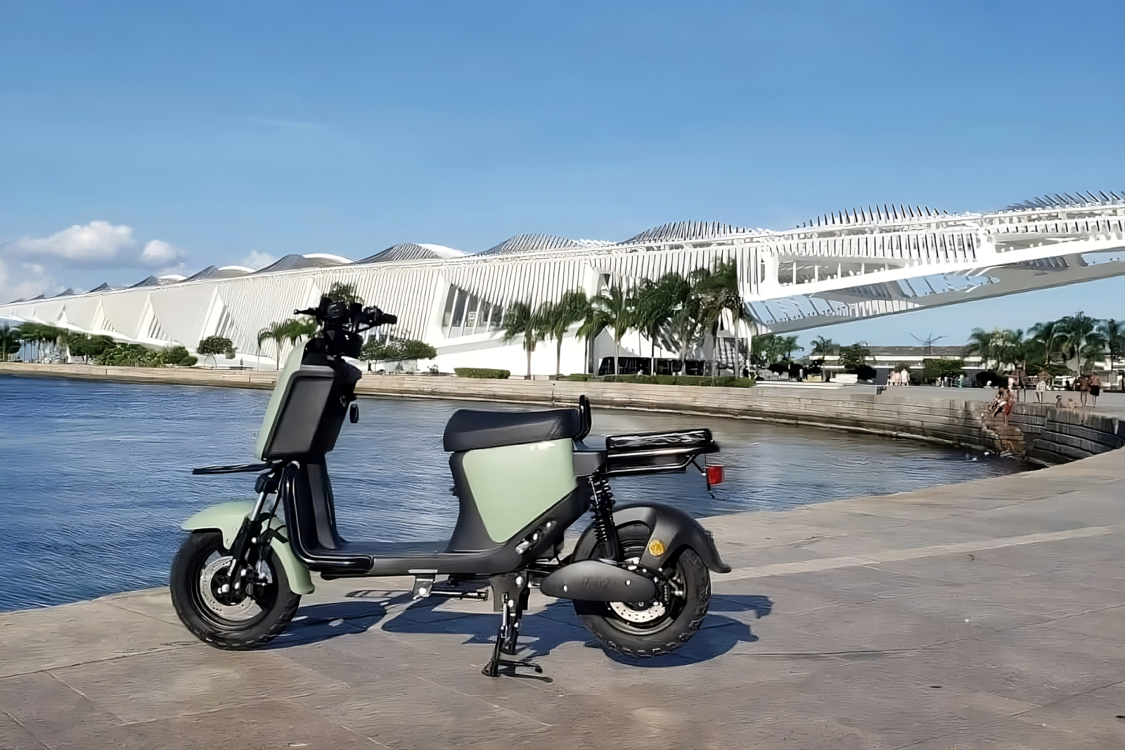 Scooter próxima da água Scooter próxima da água