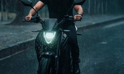 Moto elétrica na chuva: engenharia, segurança e mitos desfeitos